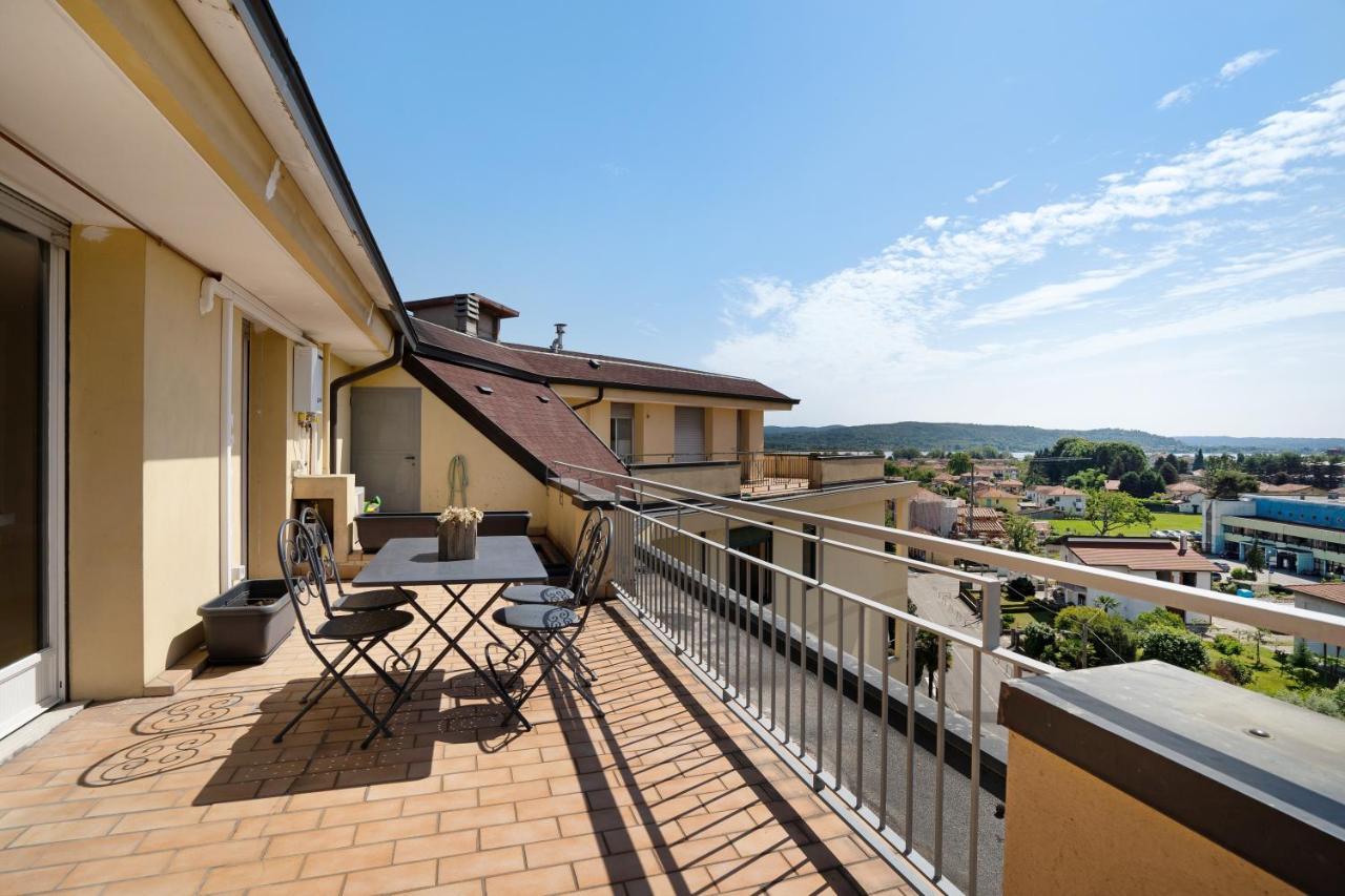 La Casa Del Riccio Apartment Arona Bagian luar foto