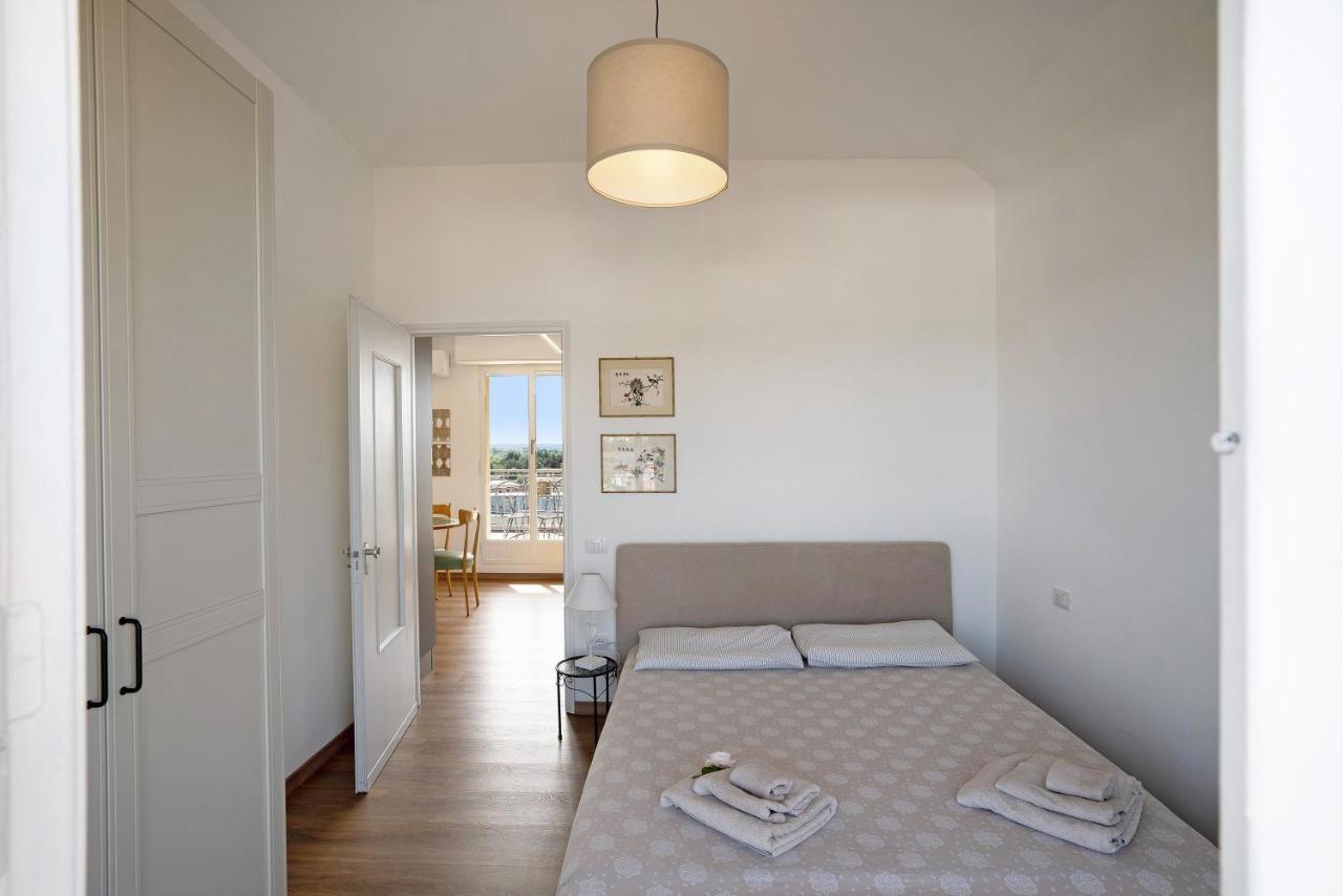 La Casa Del Riccio Apartment Arona Bagian luar foto